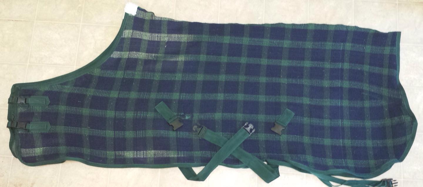 Size Large (78″-80″) Stateline knit anti-sweat/cooler. Dual buckle front closure, cross belly straps and leg straps. Good condition with one hole behind the front belly snap (will be repaired). $30