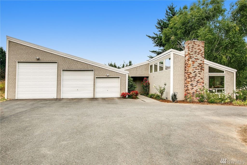 Oversized three-bay garage offers 1064 square feet – 4th door on side offers trailer storage (seen in following pics).
